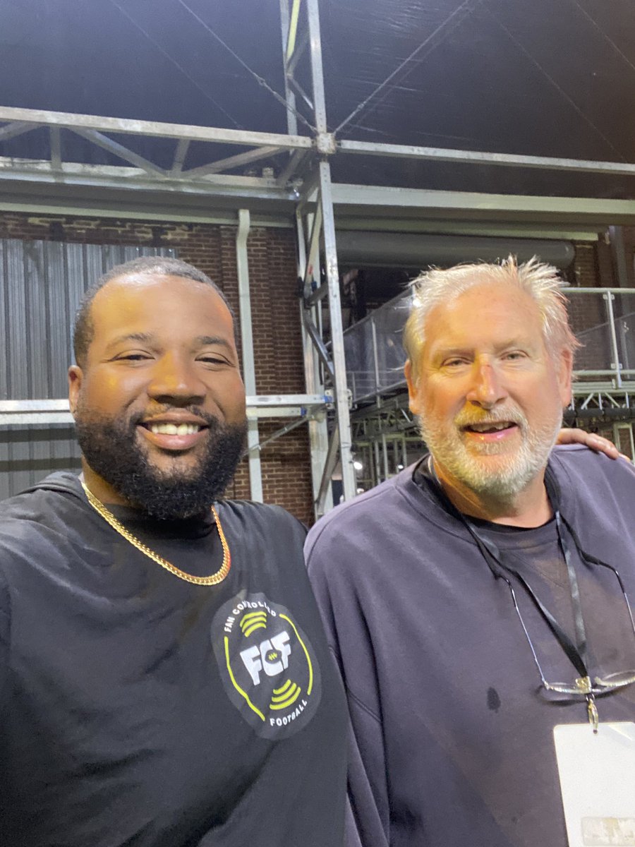 Two Line coaches happy to be here @fcflio <a href="/CoachLA73/">Arthur L.A. Ray</a>  #OLinePride