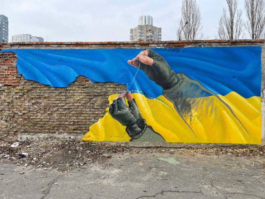 IrishLitTimes's tweet image. New mural in Kyiv.