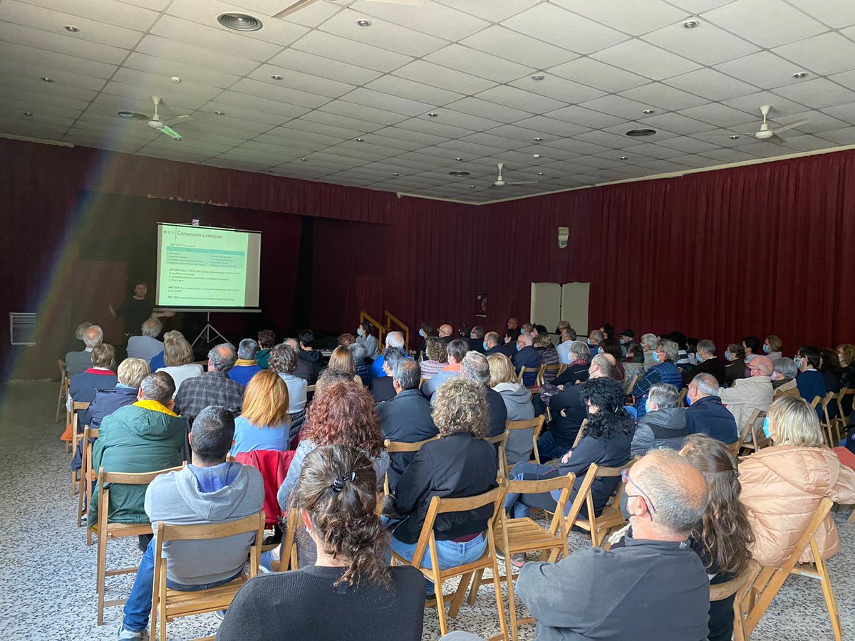 valldebianya_aj's tweet photo. Molta assistència a la reunió informativa, organitzada per l’Ajuntament de la Vall @DeBianya, per explicar el nou sistema de recollida de residus. @residuscat @CCGarrotxa https://t.co/U0jiFbc4kM