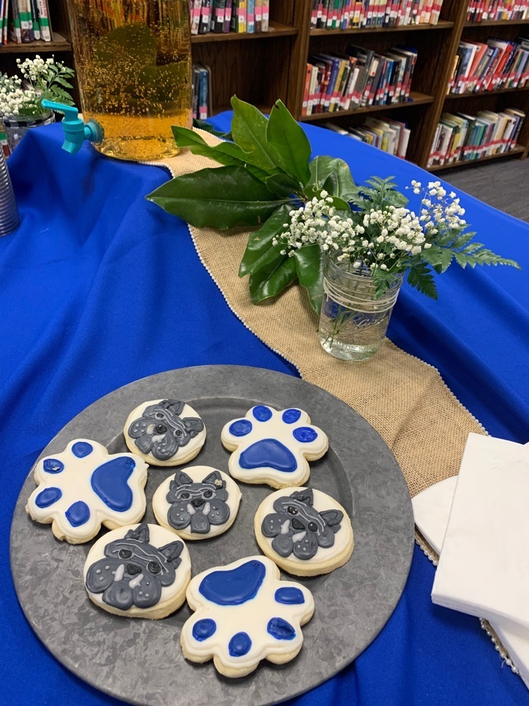 StarCitySchools's tweet photo. We @scmiddleschool welcomed our new principal Karan Stewart to our campus today to meet and greet our teachers and staff. She will begin on July 1st. #SCMSstrong #BeTheBest https://t.co/BWTA5eT9dI