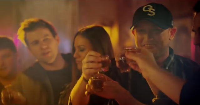 drownyourmemory's tweet photo. Don't walk run to Cole's IG Story for a clip of his new song "Walk On Whiskey" that is on his new album #Stereotype that releases FRIDAY! 🙌 • #ColeSwindell

https://t.co/fOH1PjI6Oa https://t.co/kv5NRj1BEr
