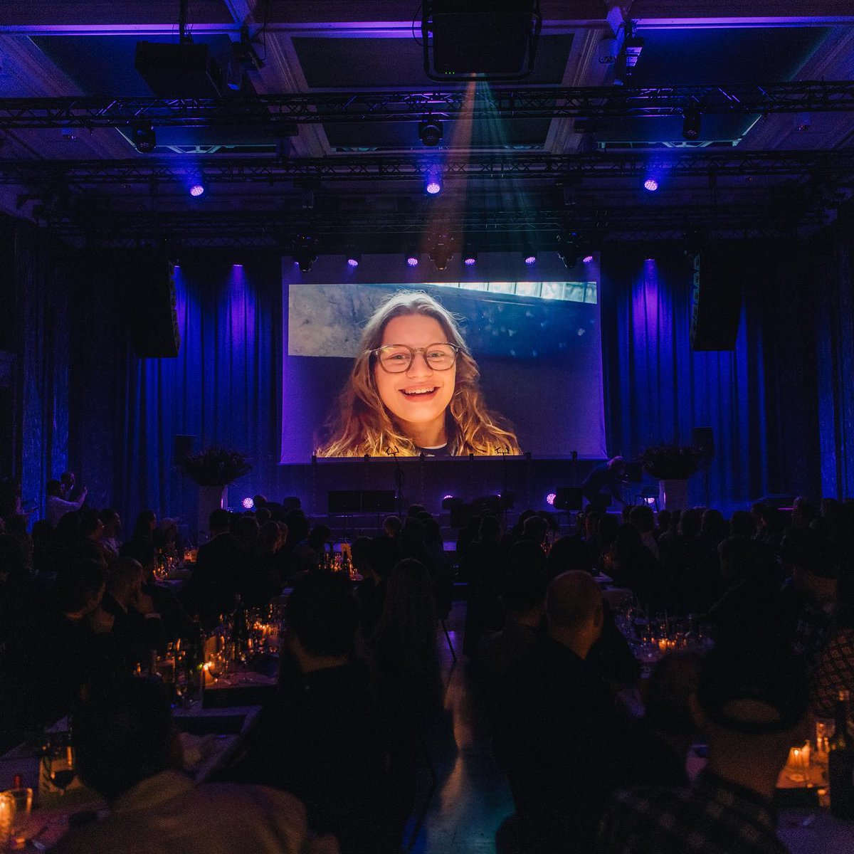 🏆| "Marie Ulven, de Washington, e foi a Autora do Ano para música popular, apresentada por <a href="/umpg_uk/">Universal Music Publishing UK</a> 👏 Viva!"

© musikkforleggerprisen ig