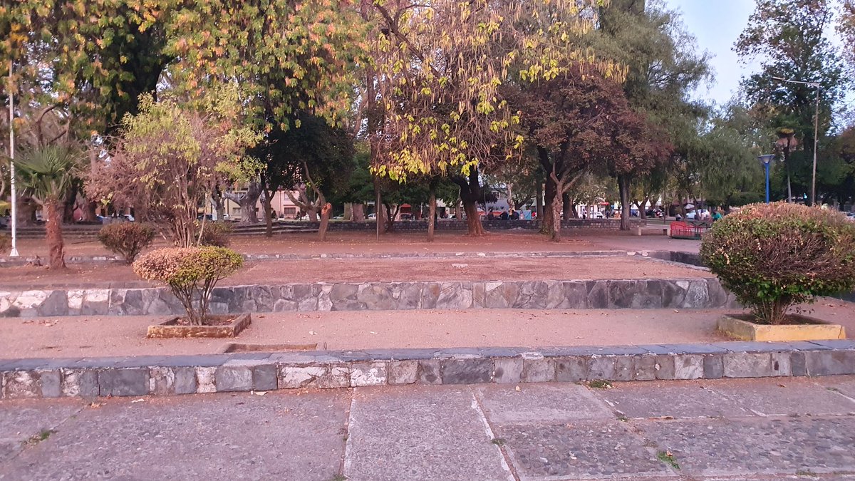 saettoner's tweet photo. Nunca en 4 años había visto la plaza santo domingo en un estado tan descuidado y deplorable @muni_chillan https://t.co/3XFebL8iJP