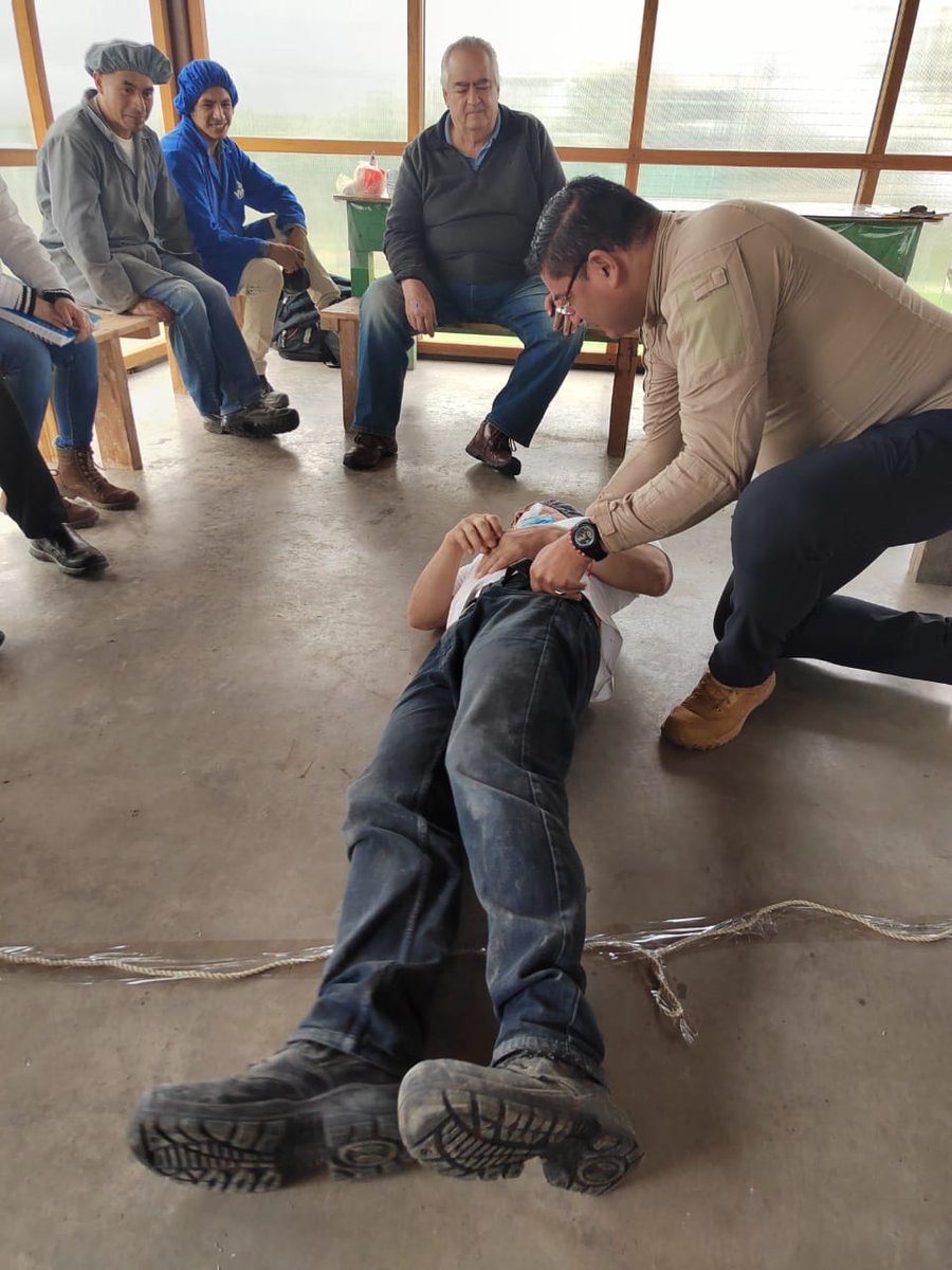 Refranseguridad's tweet photo. Capacitando en temas de Evacuación, Primeros Auxilios y Uso de  Extintores; en empresas de ámbito industrial. https://t.co/fdU3jaGgND