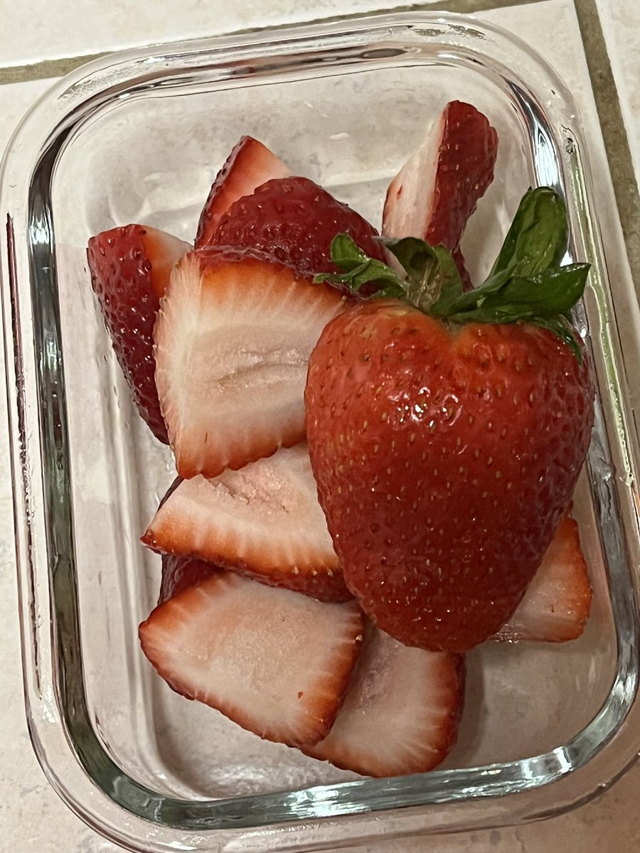 bagelmeal's tweet photo. snacking Very pretty and big strawberry https://t.co/aax88hggZV