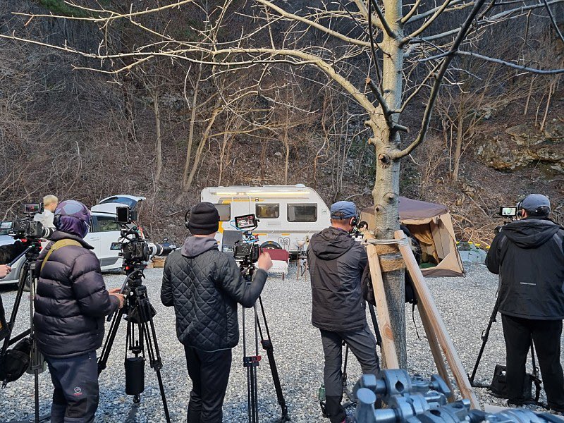 SecretGardenDBB's tweet photo. Ahhh that's why there are cars so close to their camping caravan..and is included in the camera shots..cuz it's for KIA PPL? ใ
ใ
so it probably will be like a travel show related to music. Or maybe a show like how Yoon traveled&fulfilled wishes in the show Sinnabro(w/ YooInna). https://t.co/JcItdpCvyf