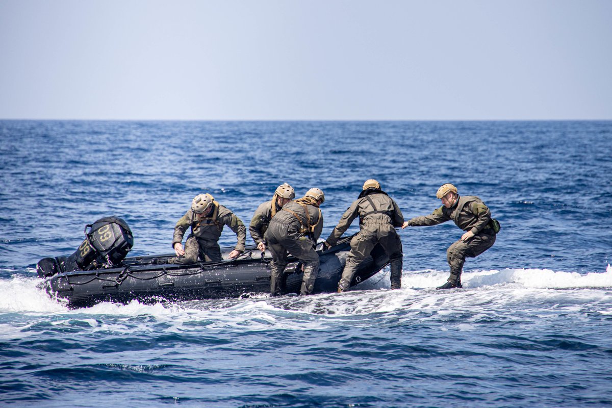 1️⃣  #USSMilius #DDG69 transits past Iwo To, Japan, 2️⃣  #USSHiggins #DDG76 conducts a fire drill and 3️⃣ 
 a live-fire exercise in the Philippine Sea. @US7thFleet 
4️⃣  @USMC train aboard #USSGeorgia #SSGN729 near @NSA_SoudaBay @USNavyEurope
ℹ️ & 🔽: go.usa.gov/xu3fA