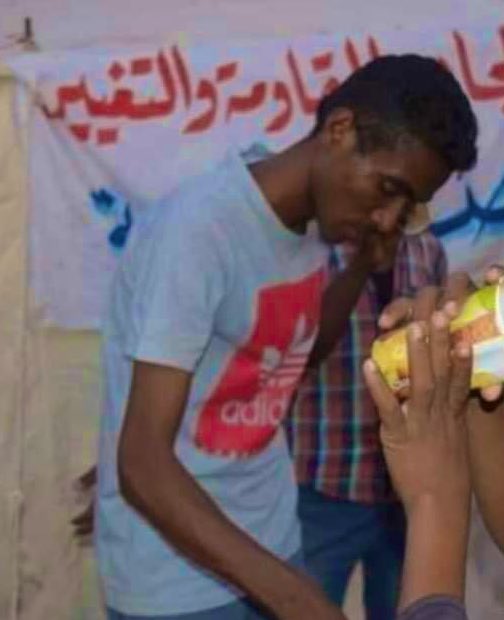 Nmhali's tweet photo. #Apr6March
Yahia - a lawyer & activist - has been shot in the head with live ammo, awaiting a surgery.
The bullet didn’t penetrate the brain but he can’t speak.
Speedy recovery, Yahia!
#SudanCoup #Sudanese
#KeepEyesOnSudan #Sudan
https://t.co/zrAy5TSd25 https://t.co/kuxs9IBY7H