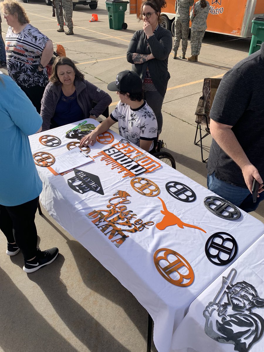 BradOwenBISD's tweet photo. BISD Family Night in the Park!! Gotta love it!! What a great event in a great community with a great school district!! #TheBulldogWay @AudLAsh @Mrbaugh1 @KendyJohnston @nolan17_jason @MrsAnnaBlack @MrHunterORE https://t.co/WiVszwMiys