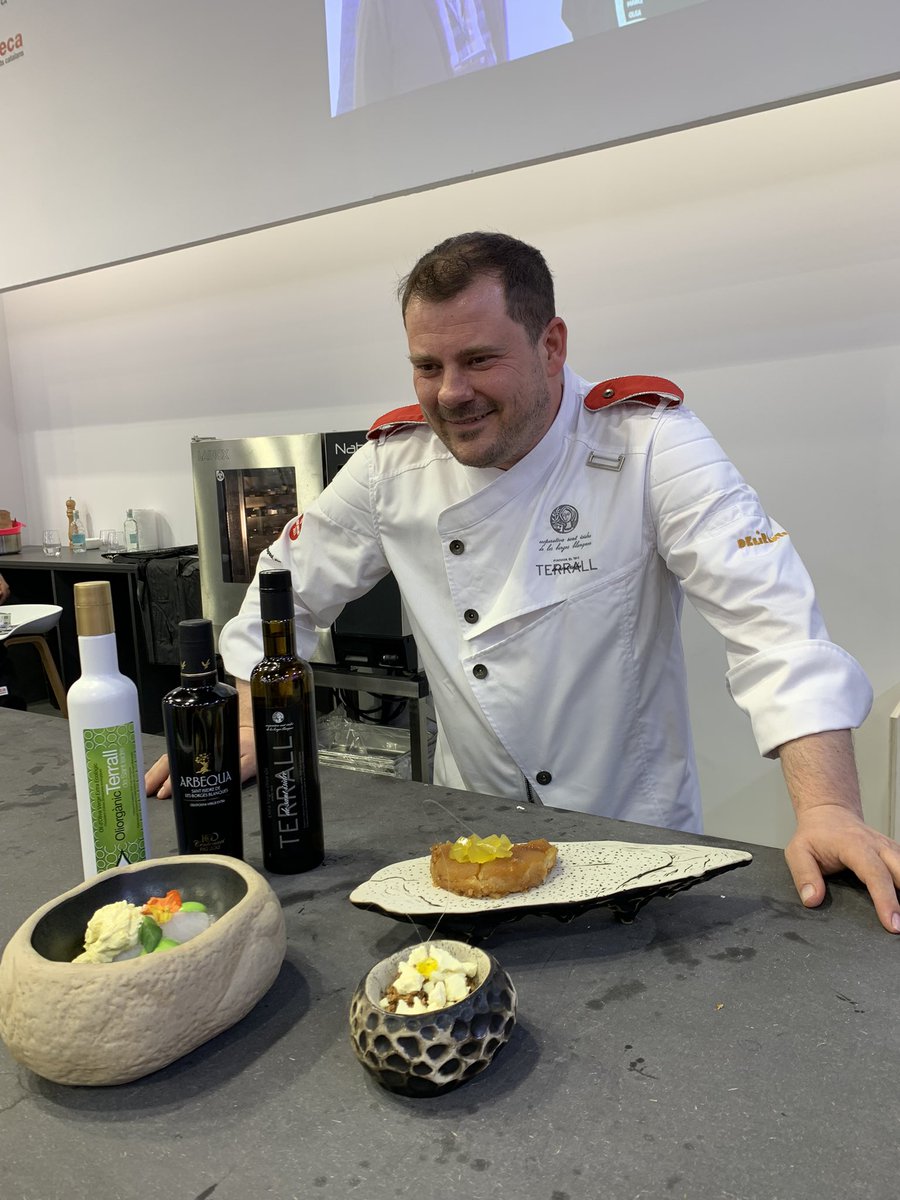 MarijoJordan's tweet photo. Mantega d’oli, ‘joies d’or líquid… L’oli pren una altra dimensió innovadora amb Pep Moreno i #deliranto restaurant a @prodeCAT Un plaer moderar el #showcooking #Alimentaria2022 #terrall #oli https://t.co/OgP6fgFDwf