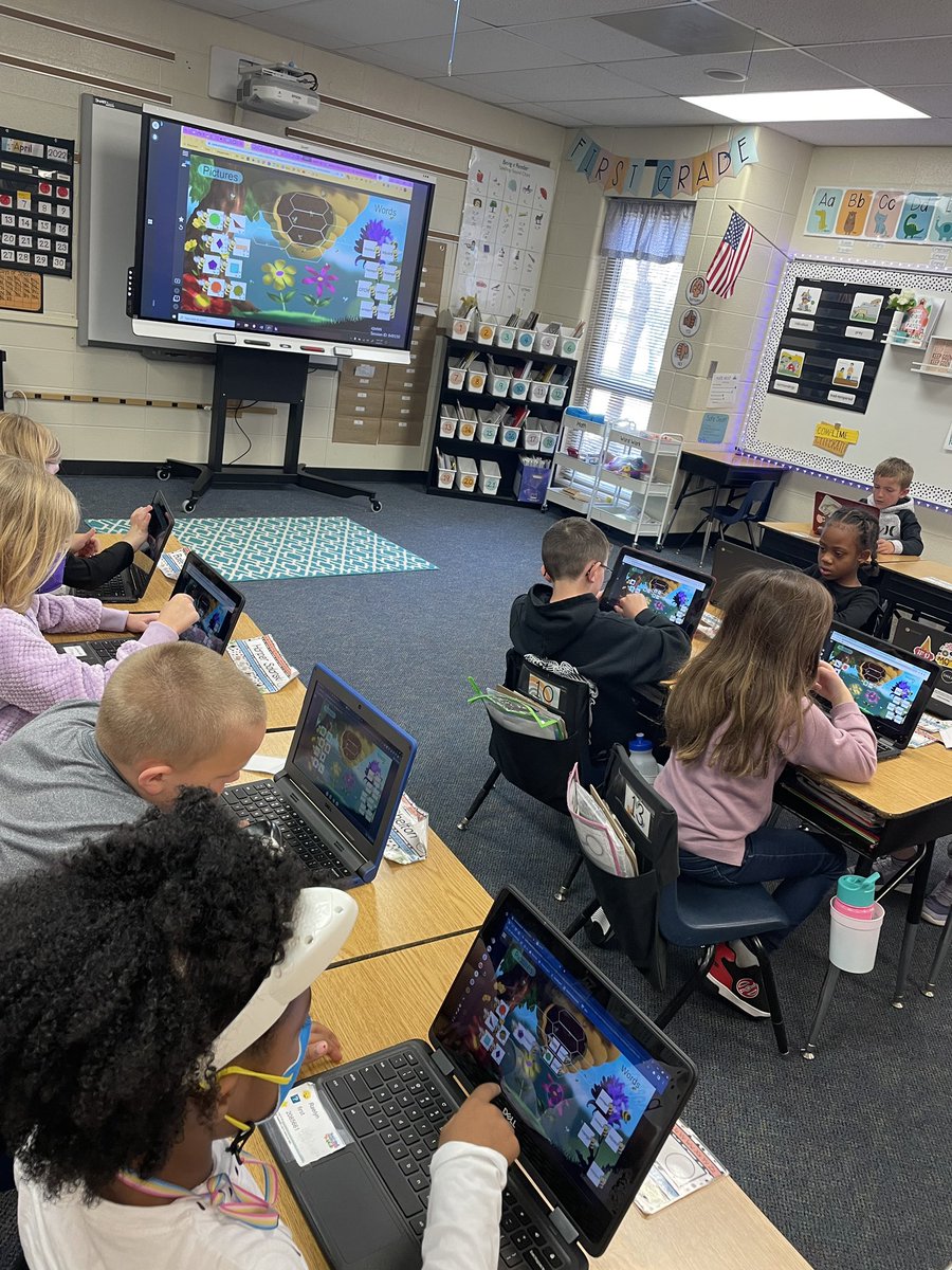 Got a text from <a href="/mrswhipple1/">Kristen Whipple</a> today!  Her classroom just got a new <a href="/SMART_Tech/">SMART Technologies</a> V3 interactive flat panel, and she’s already being awesome with @Go_LumioPLN to sort shapes! 👏🏼 <a href="/lsr7its/">LSR7 ITS</a> #r7c2l