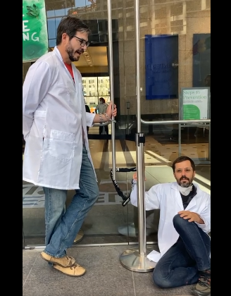 ScientistRebel1's tweet photo. Live again: https://t.co/On4zPl0MdV

@ClimateHuman, with others still locked on to Chase Bank. The building - and the street - has been closed down. 

They are nature defending itself.

#scientistrebellion https://t.co/w8lEFoRSjv