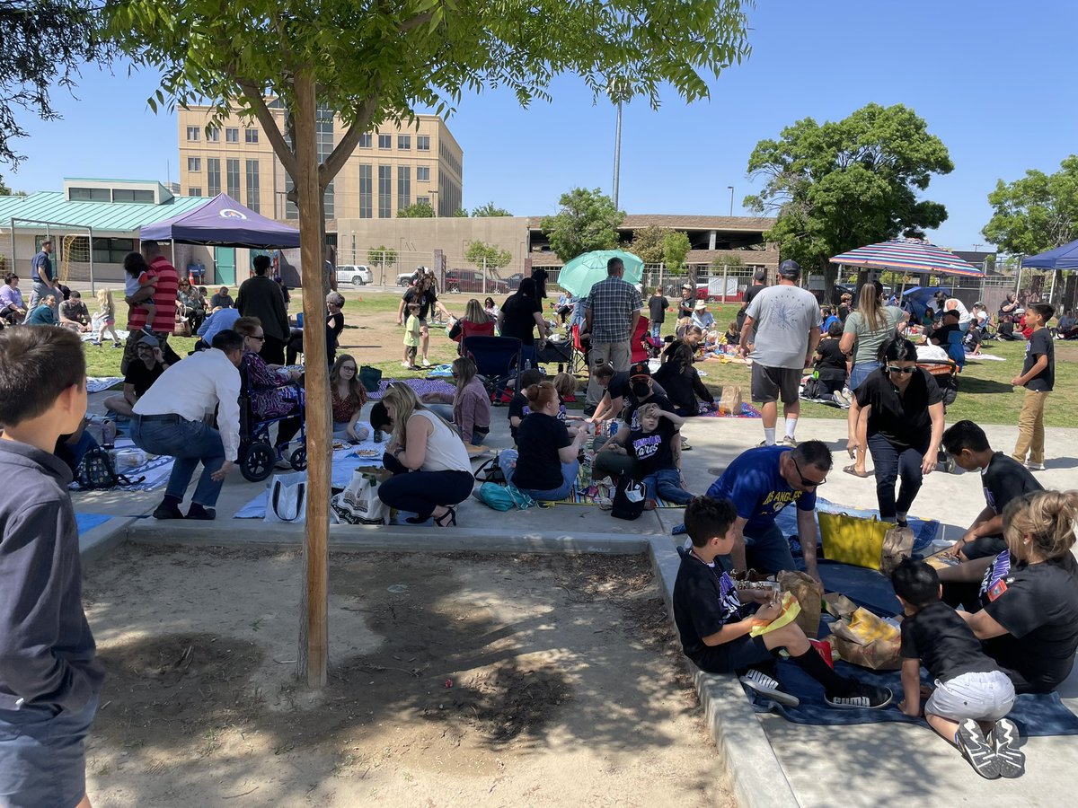 Family Picnic Day! Tons of folks &amp; fun <a href="/DowntownDragons/">DowntownDragons</a> Biggest turnout ever! Happy to welcome back our Dragon Family! <a href="/MarkALuque/">Mark Luque</a> @DrCaliGrit <a href="/LizBarajas007/">✨ 𝕃𝕚𝕫 Toruno✨ #🆃🅴🅰🅼🅱🅲🆂🅳</a> <a href="/NoreenBart/">Noreen Barthelmes</a> <a href="/Team_BCSD/">Bakersfield City School District</a> <a href="/AbeRiveraEdu/">Abe Rivera</a> <a href="/DowntownNguyen/">Karen Nguyen</a> <a href="/BcsdFace/">BCSD FACE</a>