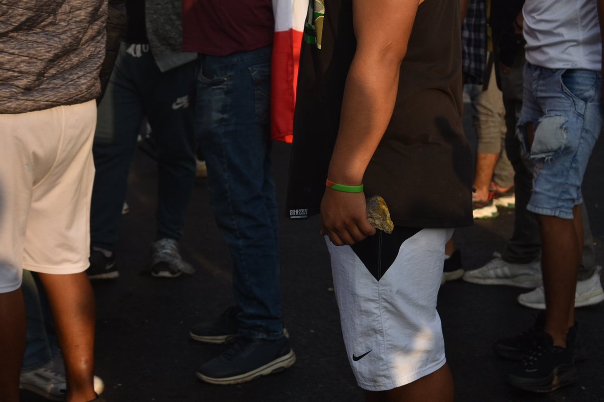 AlfredoAN5's tweet photo. En la marcha del 5 de abril de 2022, hubo muchos infiltrados que realizaron actos vandálicos. A lo largo de la tarde y de la noche este grupo fue increpado en múltiples ocasiones por los protestantes por la violencia que producían. Acá se identifican a algunos. 🧵 https://t.co/iHpYIcuNRu