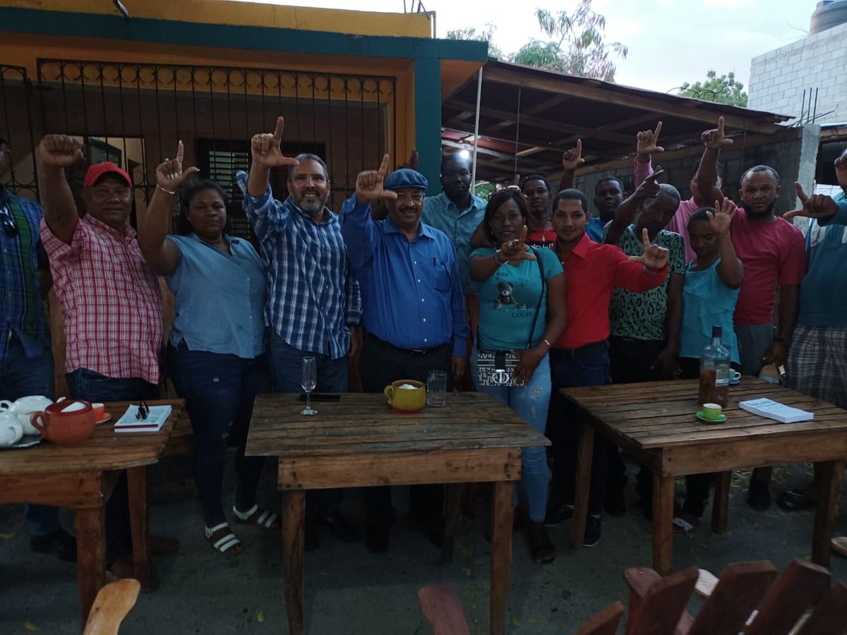 RRosarioMarquez's tweet photo. En el Distrito Municipal de Canoa, con los nuevos Pueblistas, que nos traen Jean Elías y Nelson Pablo. Formando los equipos del sector externo. Un conjunto de hombres y mujeres de la cuenca de Barahona, comprometidos con triunfo d FP y ⁦@LeonelFernandez⁩ en 2024./ https://t.co/Wq5zN7bhkX