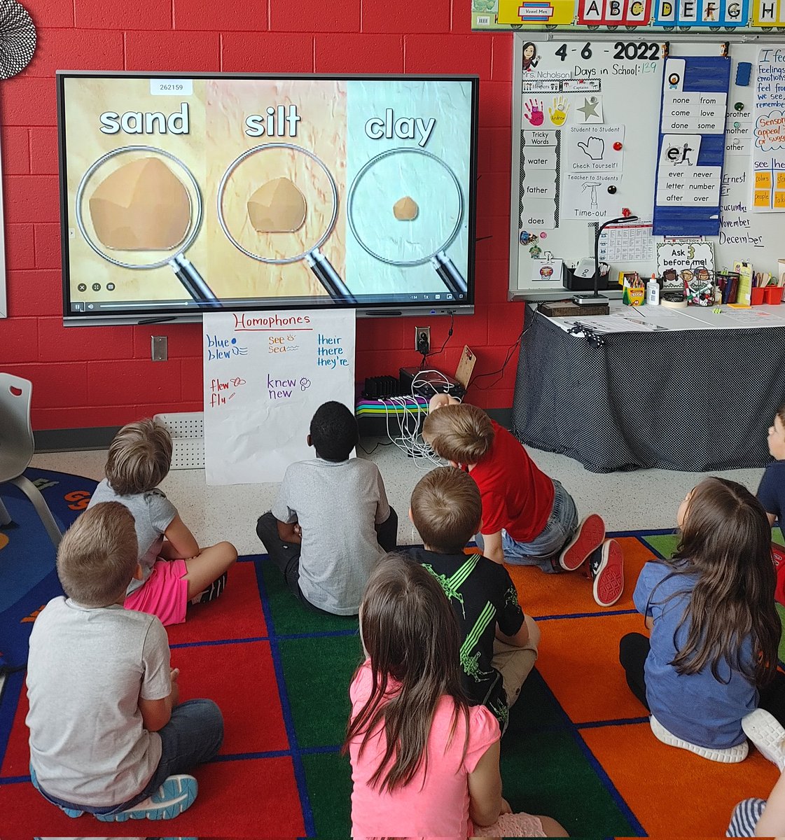AP_AshleyPriest's tweet photo. Who does't love digging into dirt?!? These 1st grade classes certainly do! Hands-on learning makes it easier for these students to remember the different types of soil and their properties #McDeedsRises #Science https://t.co/yS8c1gEicm