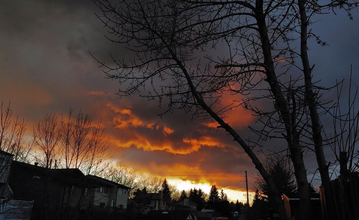 jpaint's tweet photo. Calgary Sunset April 5 2020 #calgarysunset #abstorm #albertaskies #yyc #calgary #calgaryskies https://t.co/DwZgos8YS0