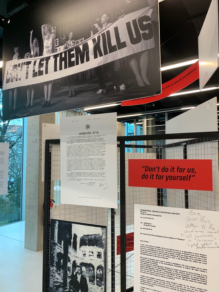 TobiasBtow's tweet photo. Wake Up, Europe! Gegenüber 🇺🇦Botschaft eröffnet Nicolas Moll Ausstellung zu 🇫🇷🇩🇪🇪🇺Solidarität für #Bosnien im Krieg. Während Gewalt genozidal eskalierte, handelten Kommunen, Vereine, Bürger*innen. Die Zivilgesellschaft in 🇪🇺 hätte Friedensnobelpreis verdient gehabt. #30Jahre 🇧🇦🇪🇺 https://t.co/GiFG7NcqEq