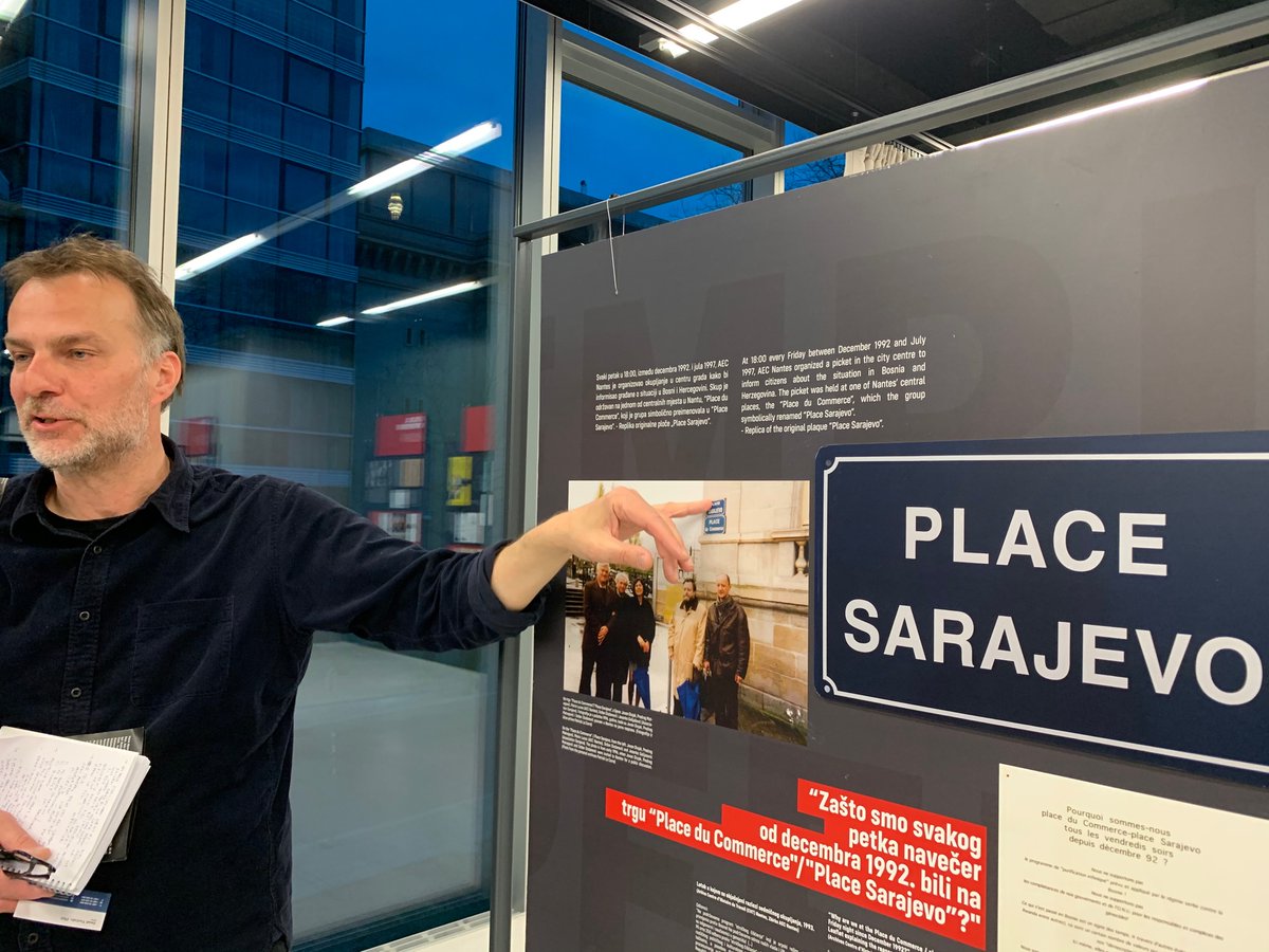 TobiasBtow's tweet photo. Wake Up, Europe! Gegenüber 🇺🇦Botschaft eröffnet Nicolas Moll Ausstellung zu 🇫🇷🇩🇪🇪🇺Solidarität für #Bosnien im Krieg. Während Gewalt genozidal eskalierte, handelten Kommunen, Vereine, Bürger*innen. Die Zivilgesellschaft in 🇪🇺 hätte Friedensnobelpreis verdient gehabt. #30Jahre 🇧🇦🇪🇺 https://t.co/GiFG7NcqEq