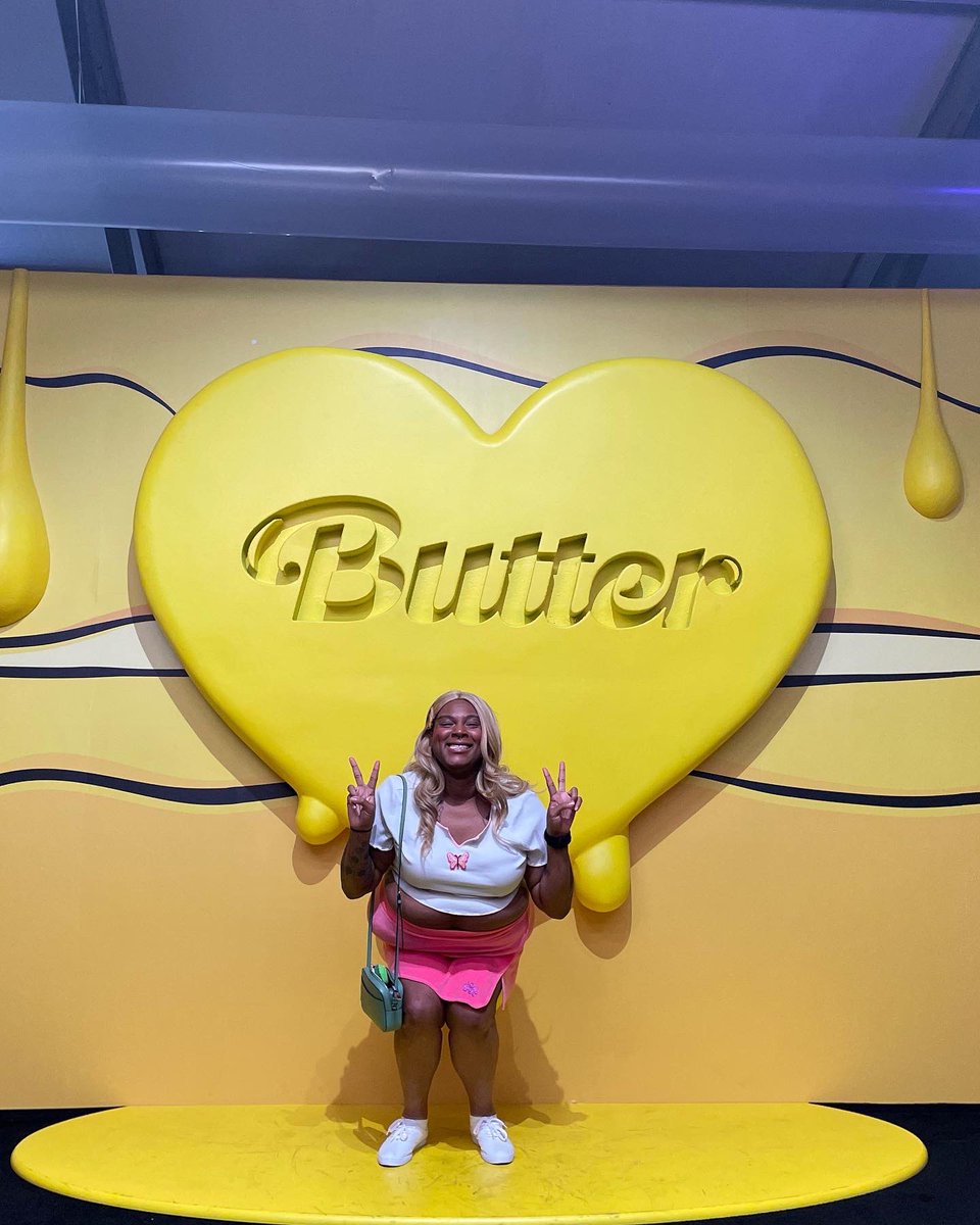 alliealliegator's tweet photo. I guess living in Vegas is okay https://t.co/u0bDns3vkl