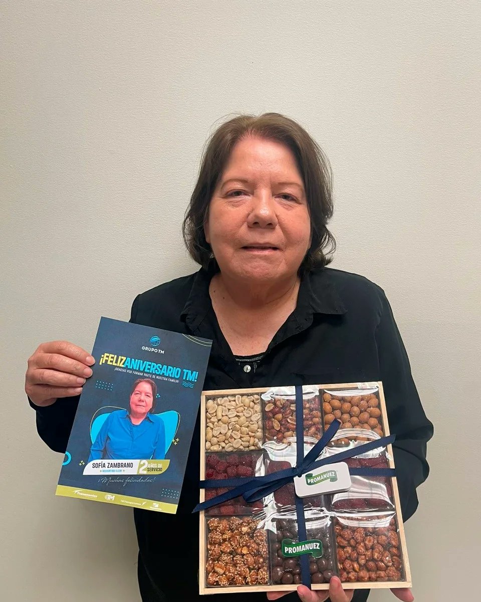 tmt_services's tweet photo. En #GRUPOTM agradecemos y reconocemos la trayectoria de todos nuestros colaboradores🥇🙌🏻 Gracias por su entrega y esfuerzo diario, por su entusiasmo, dedicación y pasión por lo que hacen. 🚛🌎 👏🤩 ¡Gracias por mover al mundo! https://t.co/igNWyUwDBz