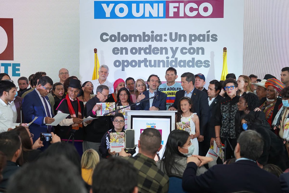 FicoGutierrez's tweet photo. Hoy presentamos las bases del programa de gobierno de la gente. Esto es de ustedes: seguimos escuchando y construyendo a partir de un diálogo abierto. Nuestro compromiso es liderar a Colombia desde las regiones para construir un país en orden y con oportunidades. #FicoPresidente https://t.co/YcmLLhDhSA