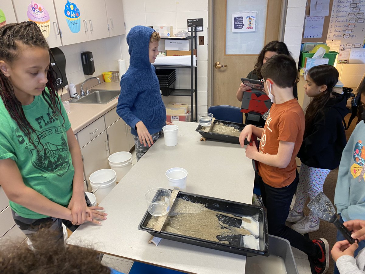 MrsChangGrove's tweet photo. Scientists use a stream table model to investigate the effects of slope & flood on land erosion & deposition. They can see and explain how rivers, canyons, & river deltas are formed by water & gravity over time! #ScienceInvestigation #landforms #StreamTable @GroveAve220 https://t.co/CtaB8wqkvv