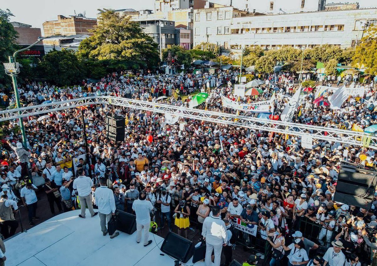 petrogustavo's tweet photo. ¿Querían reconquistar el Huila para el uribismo? 

Esta es la manifestación para Cambiar a Colombia por la Vida, en Neiva https://t.co/9BFgVwJuqS