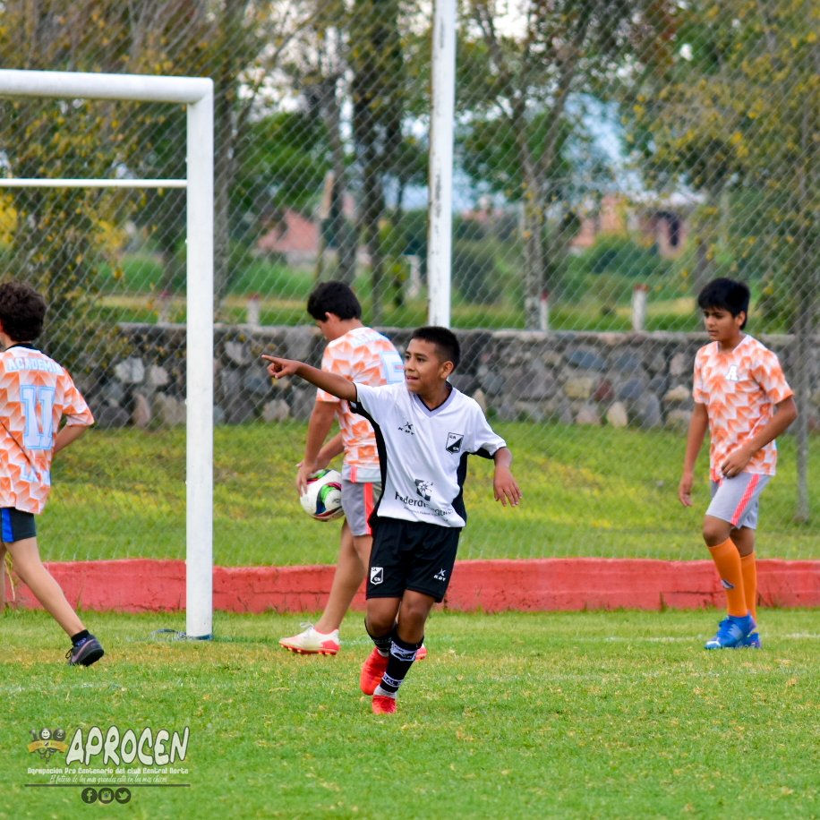 aprocen's tweet photo. #Amistoso | 9° División
⏰ Final del partido.
⚽️ #CentralNorte 15 - 0 #LaAcademia
☑️ Goles: Nahuel Burgos x2, Thiago Santino, Cristian Ochoa x3, Mateo Cavanna, Maximiliano Orellana, Santino Perillo x4, Guiliano Perez x2 y
Lautaro Altamirano. 

#VamosLosPibes ⚫️⚪️ https://t.co/koYWCHBXkD