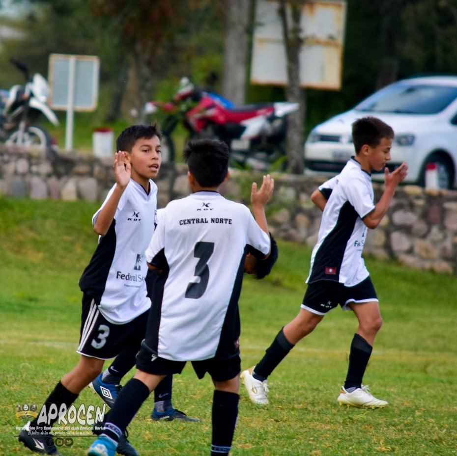 aprocen's tweet photo. #Amistoso | 9° División
⏰ Final del partido.
⚽️ #CentralNorte 15 - 0 #LaAcademia
☑️ Goles: Nahuel Burgos x2, Thiago Santino, Cristian Ochoa x3, Mateo Cavanna, Maximiliano Orellana, Santino Perillo x4, Guiliano Perez x2 y
Lautaro Altamirano. 

#VamosLosPibes ⚫️⚪️ https://t.co/koYWCHBXkD