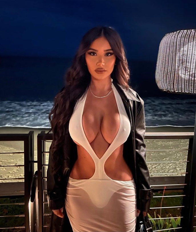 QueenLivv3's tweet photo. Each second that passes makes you crave me more. You’re begging to submit to me. You’re begging to taste me. But you can’t, you’re not worthy of me little beta. Send to fulfill my every desire. 🌚💸

|CatfishFinDom|findom|paypig|finsub| https://t.co/3klYyFBER3