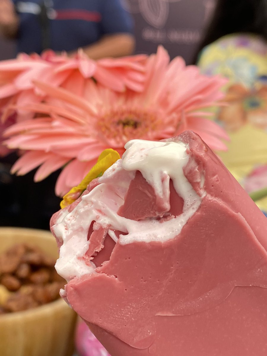 RodrigoDelgado's tweet photo. Me tocó ir a la presentación de la nueva @MagnumMexico Ruby y pies, decoré la mía con flores y chocolate… #SoyGordo #MagnumRuby https://t.co/BLee57a7Jz