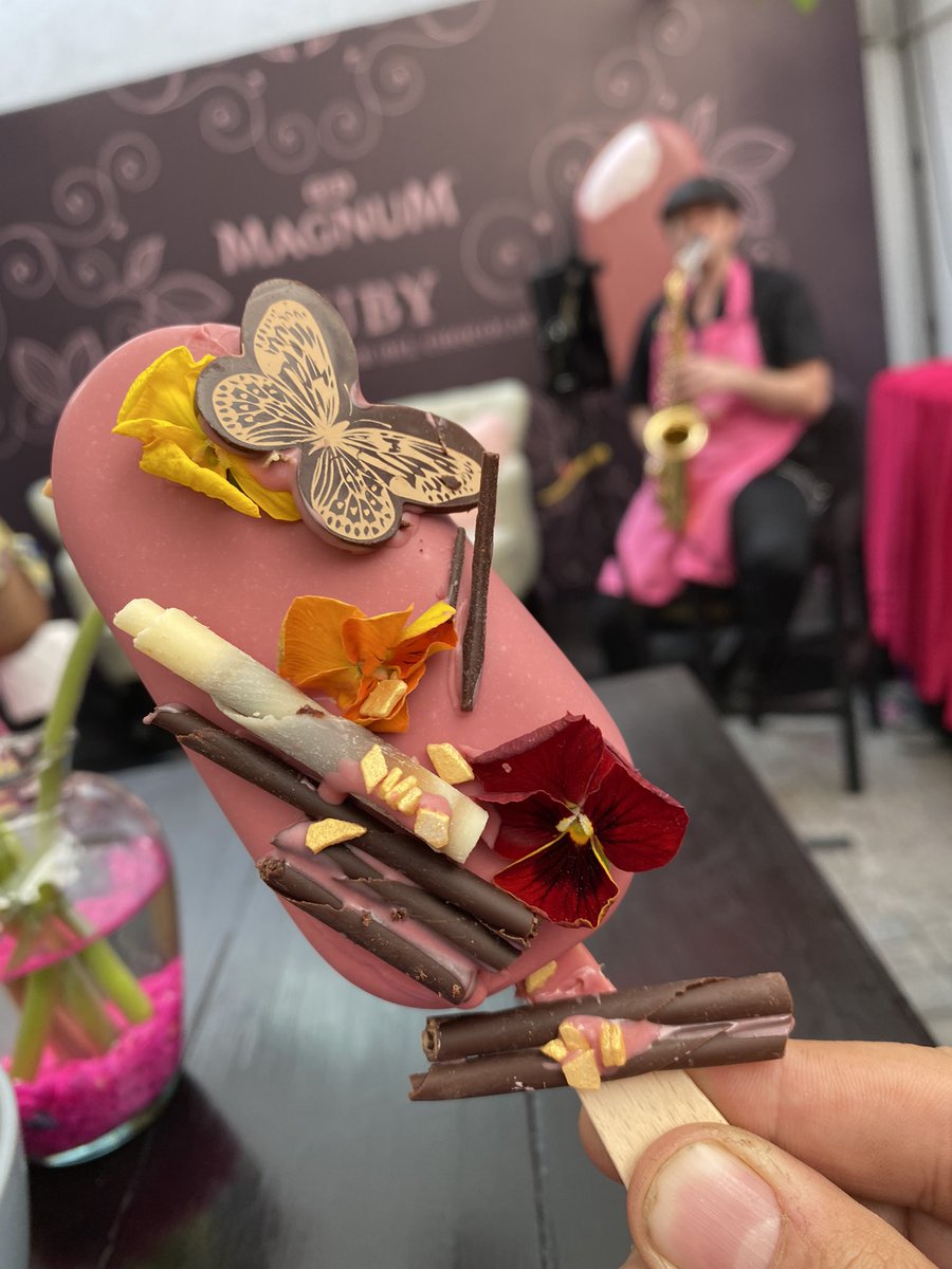 RodrigoDelgado's tweet photo. Me tocó ir a la presentación de la nueva @MagnumMexico Ruby y pies, decoré la mía con flores y chocolate… #SoyGordo #MagnumRuby https://t.co/BLee57a7Jz