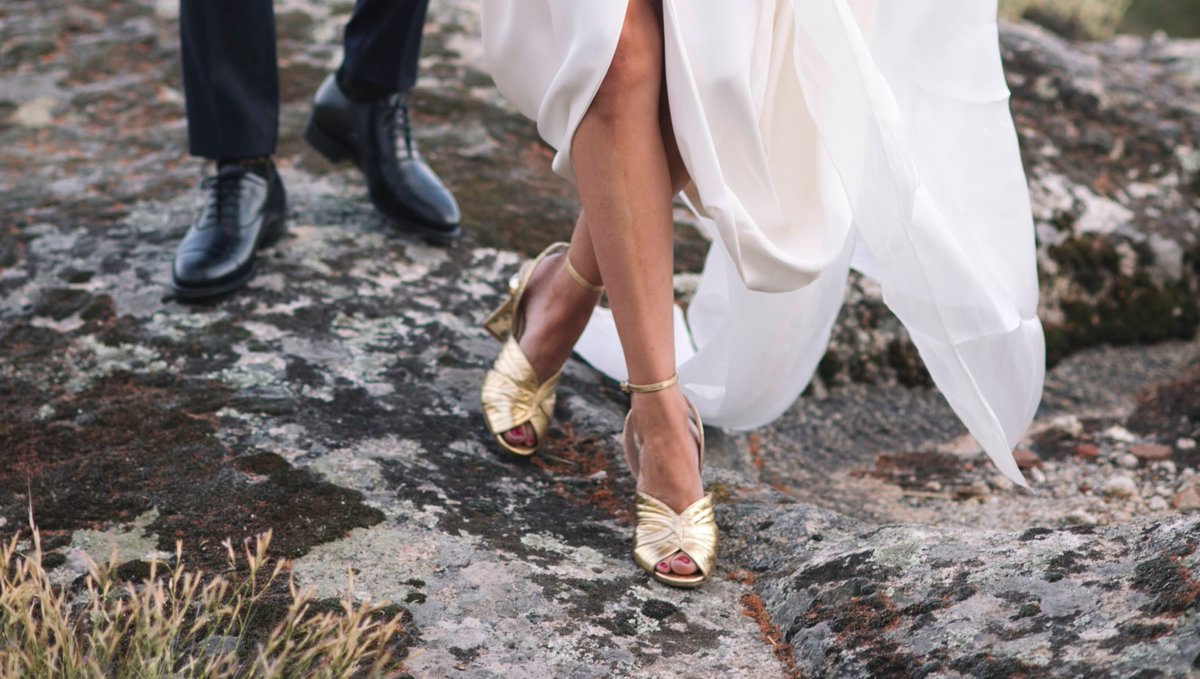 PacoGil_Shoes's tweet photo. Novias bonitas con zapatos personalizados Paco Gil creados artesanalmente #pacogil #zapatosdemoda #madeinspain #elda #zapatosdelujo 
#zapatosnovia #zapatospersonalizados #noviasconestilo #noviaperfecta #invitadaperfecta #invitadaideal #noviasoriginales
#zapatosexclusivos https://t.co/EvbiCb4baK