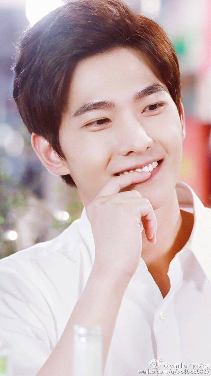 LeidyG17's tweet photo. Yang Yang en Love O2O - One Smile is Very Alluring. Tiene un no sé cómo describirlo, una mirada picarona muy bella, a su sonrisa. 🤭😂
#YANGYANG #Love020 #OneSmileIsVeryAlluring https://t.co/GS8BWssM5E