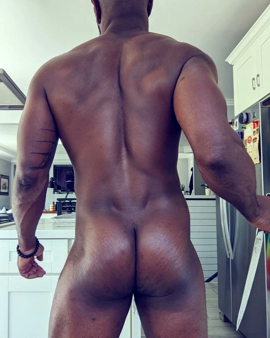 "But.... Is it Cake?" The hit new show on Netflix. 🍰 #HumpDay https://t.co/SYFEYJ5vCR<a href="/tag/humpday"class="tags"><span>#humpday</span></a>