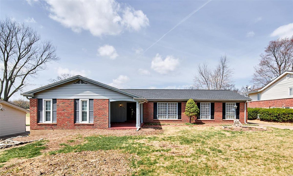 See a virtual tour of my newest #listing 25 Club Grounds Drive N #Florissant #MO  tour.homestlouis.com/home/AHX48D