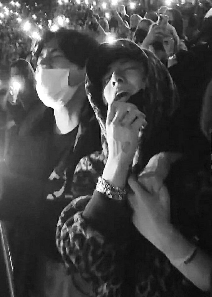 TaeJKForever's tweet photo. 💜🐯🏳️‍🌈🐰💚 One more gem for the collection of #Taekook enjoying life! Both moments are public, and looks like hugging and holding hands openly is the new normal for these two lovebirds. My heart rejoices!!! 👏🤟 https://t.co/PMP7dbLPwB