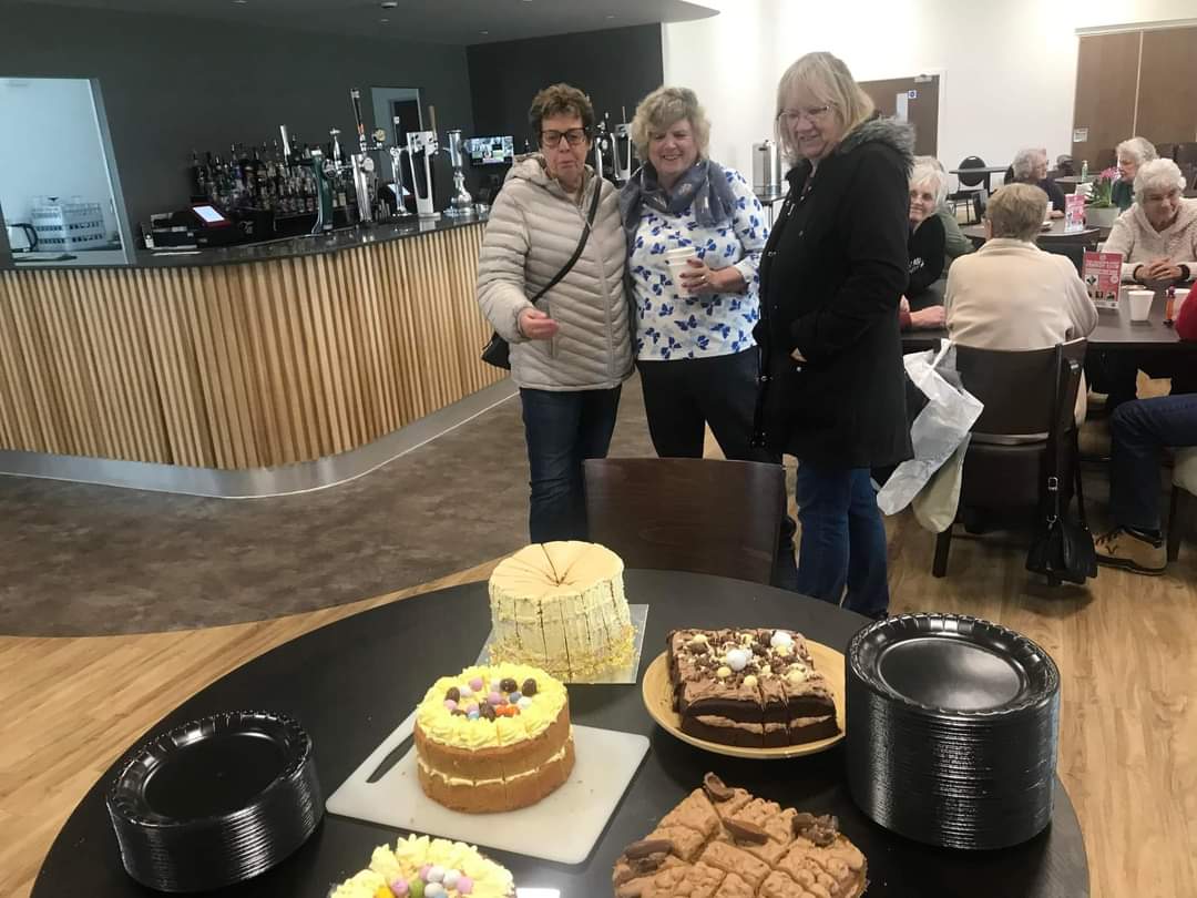 BrackleyElves's tweet photo. Yummy Easter cakes from Nicky and Tracy at Hummingbirds provided to around 100 local old folk at Brackley Saints Community Project yesterday. Made possible with help from our Councillor's covid grant from @CllrFiona https://t.co/OaafqmtuM2