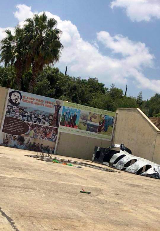 sewrawit91's tweet photo. I was on Facebook and came across this photo. Who knew there was a statue of a Shida in #Tigray (left) like the one in #Eritrea (right)? 

Why do #Tigrayans lack creativity and steal #Eritrea|n music, photos and statues? Where is the shame? 😂 https://t.co/6bgOuyAl6o