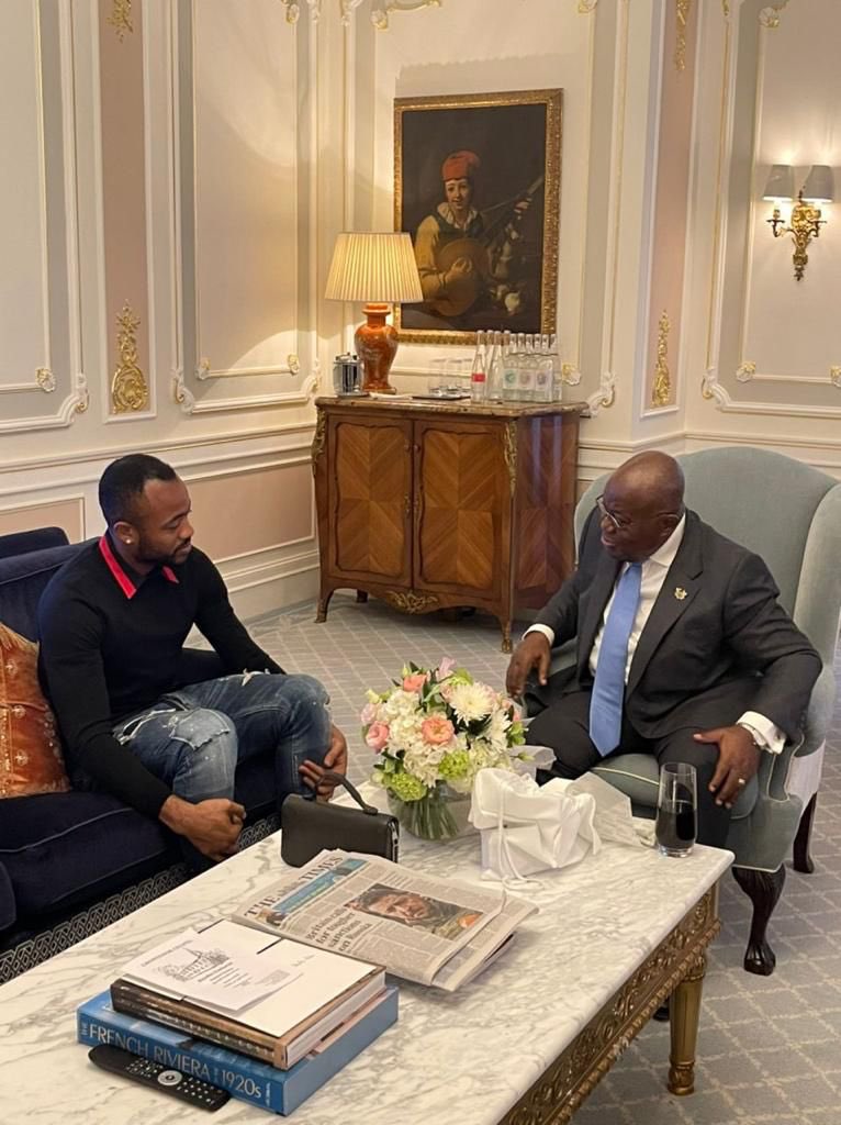 GhanaBlackstars's tweet photo. 📸
Black Stars forward @jordan_ayew9 visited HE @NAkufoAddo in London. Jordan presented a @CPFC jersey to the President after a brief conversation on Ghana Football https://t.co/4xcUtKgCnO