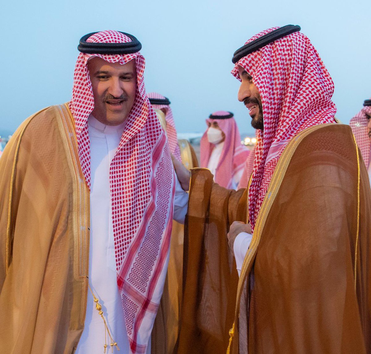imarat_almadina's tweet photo. #صور | 

سمو #ولي_العهد الأمير #محمد_بن_سلمان يصل #المدينة_المنورة وفي مقدمة مستقبليه سمو أمير المنطقة #فيصل_بن_سلمان وسمو نائبه الأمير #سعود_بن_خالد_الفيصل. https://t.co/riHTJf3Srv