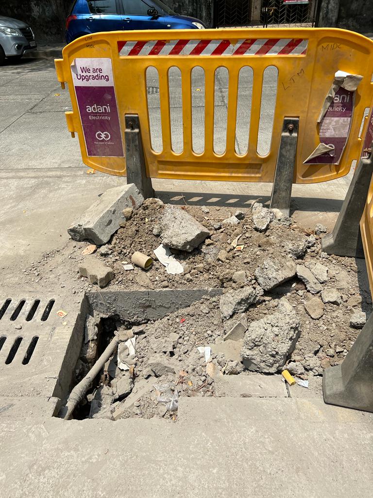 MNSPrashantRane's tweet photo. Andheri RTO Area Adani Electricity had dug up Cement concrete road for maintenance work &amp; damaged water pipeline &amp; left doing a makeshift work
Got them to do proper repair to pipe &amp; road for lasting solution bringing relief to residents
@mnsadhikrut
@roadsofmumbai
@mumbaimatterz https://t.co/lXZVnElOYG