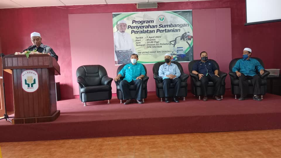 PPKMERBOK's tweet photo. Majlis Sumbangan Peralatan Pertanian Kepada Ahli PPK Merbok oleh Yb. Ustaz Hanif bin Ghazali, Adun Tg. Dawai.

Terima Kasih Yb.

#LPPMalaysia
#LPPKedah
#PerkasaPeladang https://t.co/3dtJvdKuDt