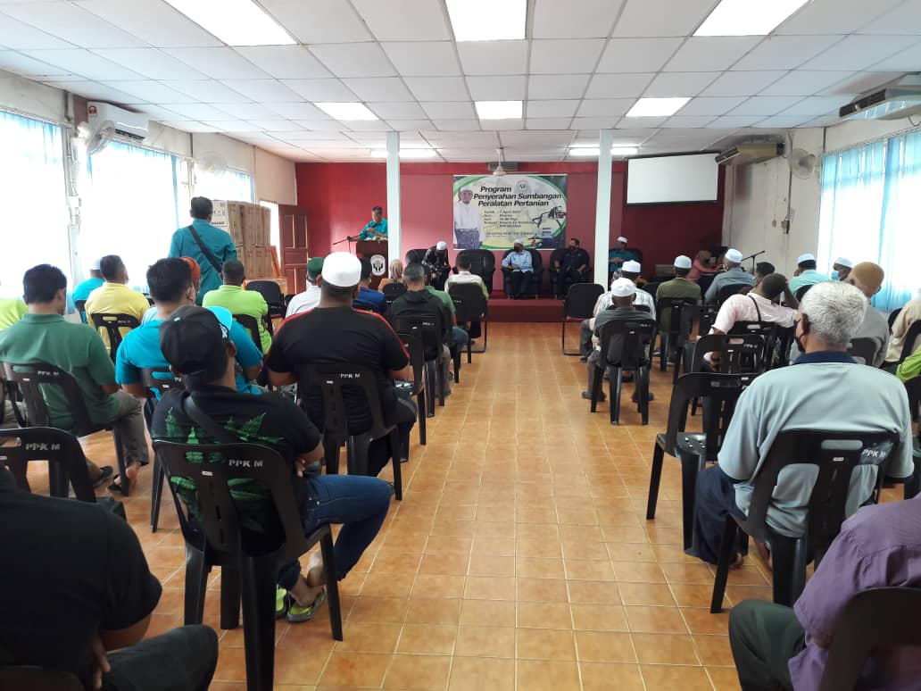 PPKMERBOK's tweet photo. Majlis Sumbangan Peralatan Pertanian Kepada Ahli PPK Merbok oleh Yb. Ustaz Hanif bin Ghazali, Adun Tg. Dawai.

Terima Kasih Yb.

#LPPMalaysia
#LPPKedah
#PerkasaPeladang https://t.co/3dtJvdKuDt