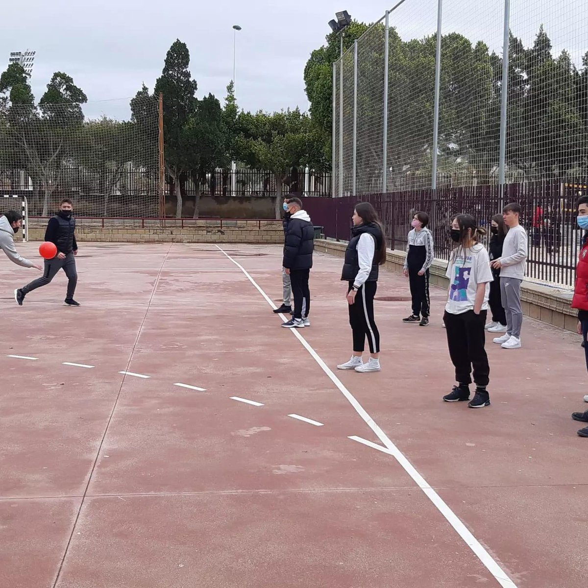 #6deAbril , hemos celebrado el #diadeldeporte a lo grande, gracias al #AyuntamientoDeElche en la #ciutatdeportiva. Gracias a la magnífica organización del Departamento de Educación física de nuestro Instituto, a la ayuda del profesorado implicado y al alumnado🏀⚽🏉🏈⚾🥎🎾🏐🏓🏸