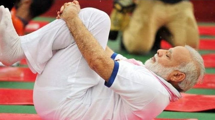 Deepakdwivedimp's tweet photo. योग तन-मन को संतुलित करने का माध्यम और मानवता, प्रेम, शांति, एकता, सद्भाव के भाव को जीवन में उतारने का कार्यक्रम है। योग को अपने जीवन में शामिल करें। 
   
   #75DaysToIDY 🕉️🙌🇮🇳 https://t.co/nVRoTzOP3k