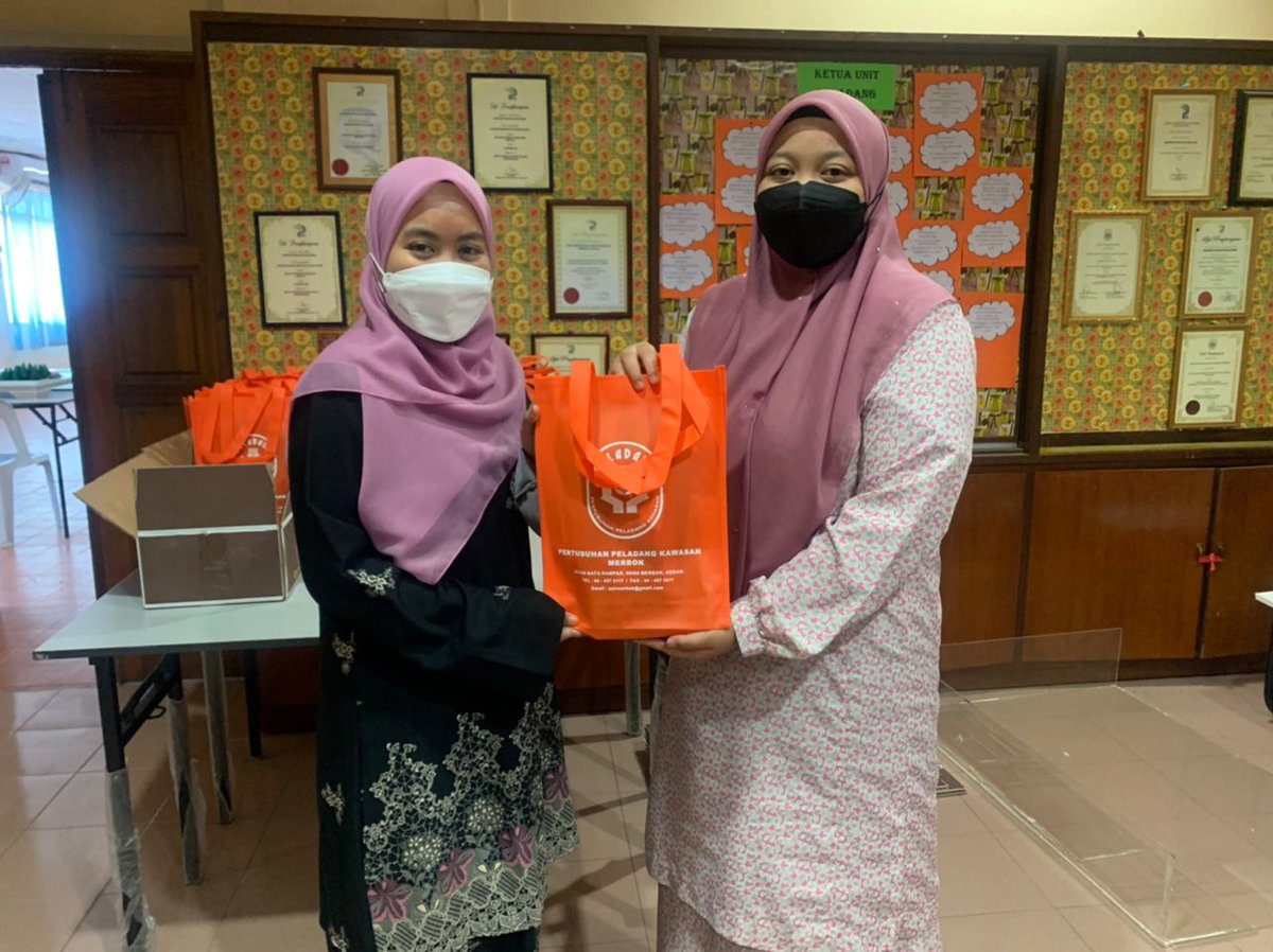 PPKMERBOK's tweet photo. Sebagai Tanda Ingatan Dari PPK Merbok. Sumbangan Buah Kurma Kepada Ahli Jemaah Pengarah, Ketua Unit, Kakitangan Dan Masjid-Masjid Di Kawasan Pengendalian PPK Merbok.

Semoga mendapat keberkatan di bulan mulia ini.

#LPPMalaysia
#LPPKedah
#Ramadhan 
#BulanKebaikan https://t.co/FHVaCalN8d