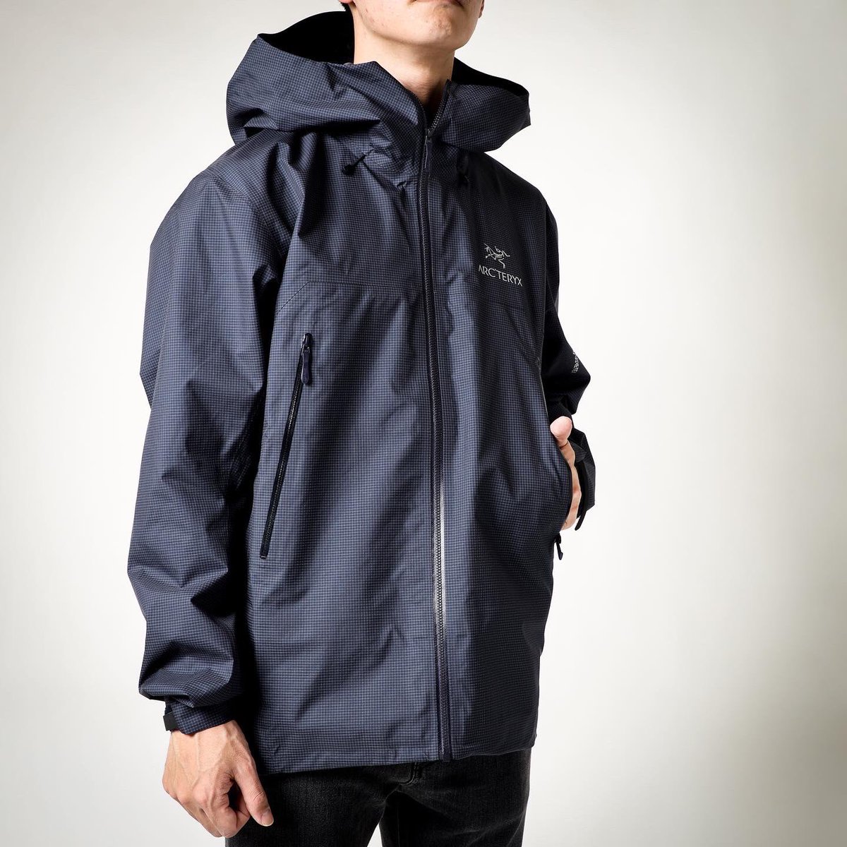 ishii_links_umd's tweet photo. 新商品Beta LT Jacket Hadron のご紹介です。
この度、アークテリクス独自開発のHadron™️LCP(液晶ポリマー)を採用。
耐摩耗性が高く、繰り返しの使用でも生地が消耗しにくく、切り裂きにも強いジャケットになりました。
#ARCTERYX
#石井スポーツ
#リンクス梅田店
#BetaLTJacket
#hadron™️
#登山 https://t.co/WuhICwqQta
