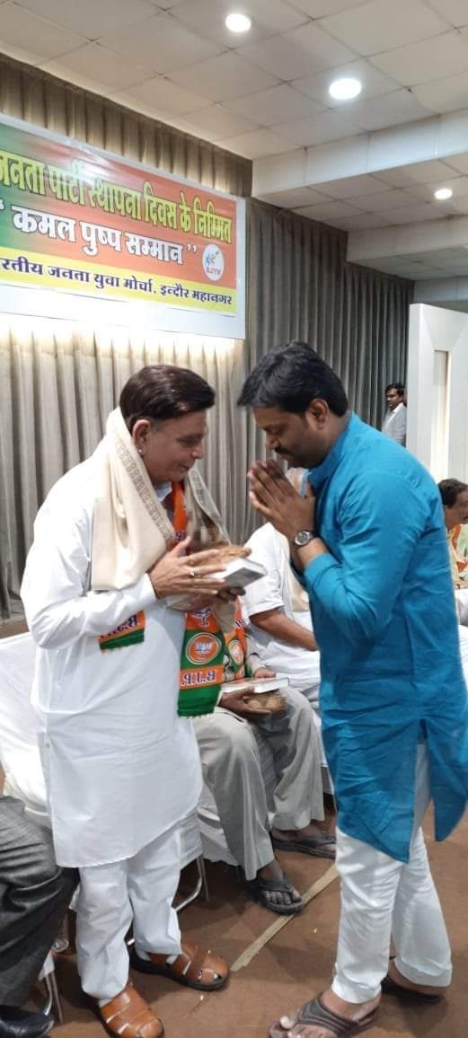 Indorebjym's tweet photo. भारतीय जनता पार्टी 42 वे स्थापना दिवस के उपलक्ष्य में भारतीय जनता युवामोर्चा इंदौर महानगर के यशस्वी नगर अध्यक्ष सौगात जी मिश्रा के द्वारा नवाचार कार्यक्रम कमल पुष्प सम्मान समारोह का आयोजन किया गया 
BJP4Indore BJYM Madhya Pradesh  #bjpsaugatmishra @Indorebjym #BJYM4MP #bjym4india https://t.co/srq8ef985U
